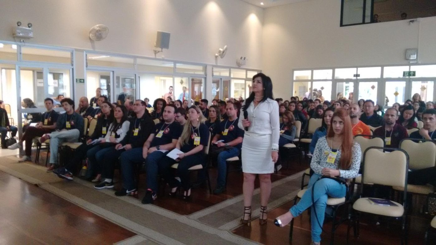 Renata Reginato palestrando para 300 jovens na Fundação Mokiti Okada